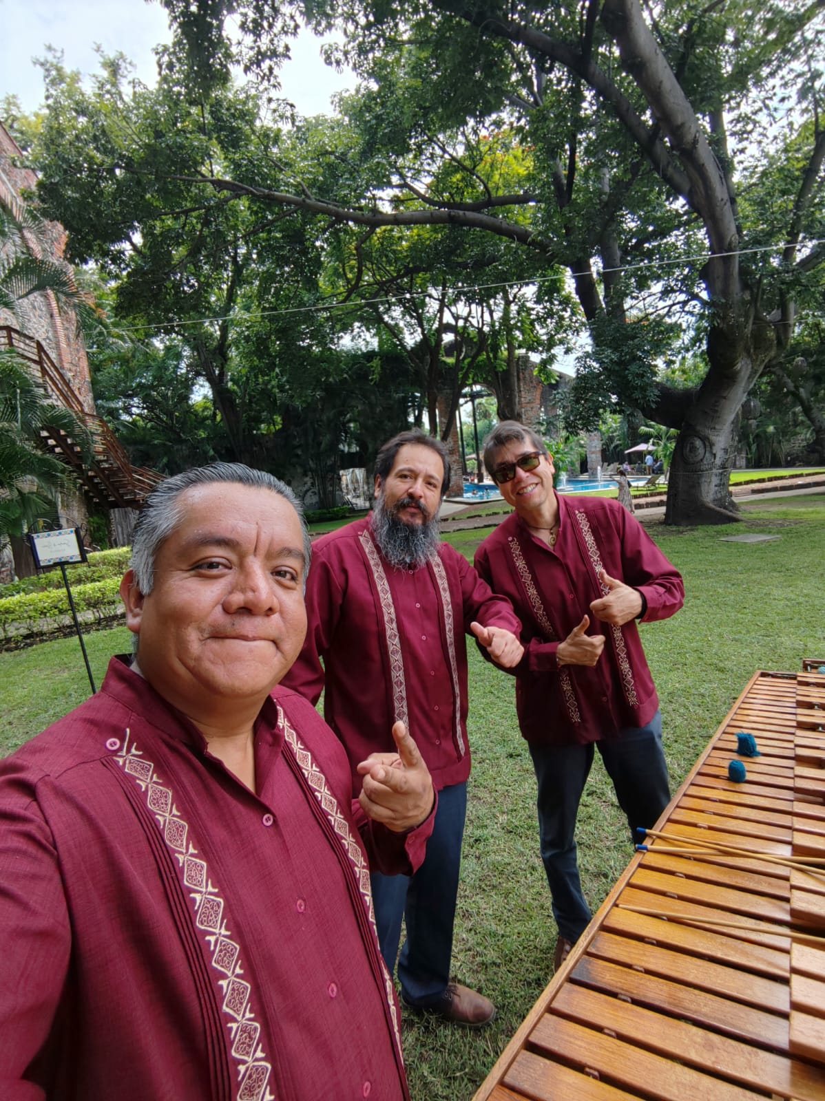Music Planners en jardín con marimba